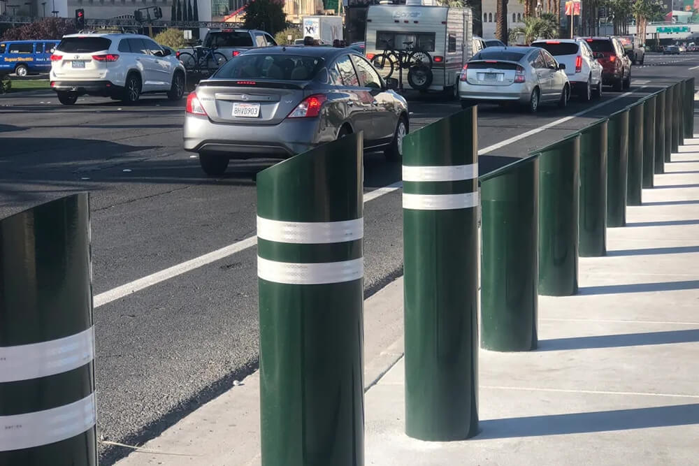 Металлические болларды на тротуаре